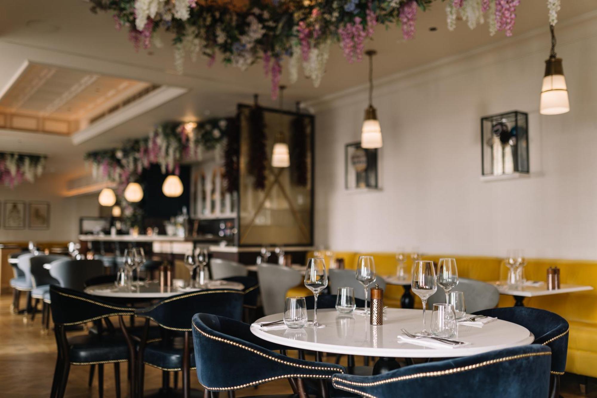 ホテル ダブルツリー バイ ヒルトン ロンドン ケンジントン エクステリア 写真 Interior of the restaurant