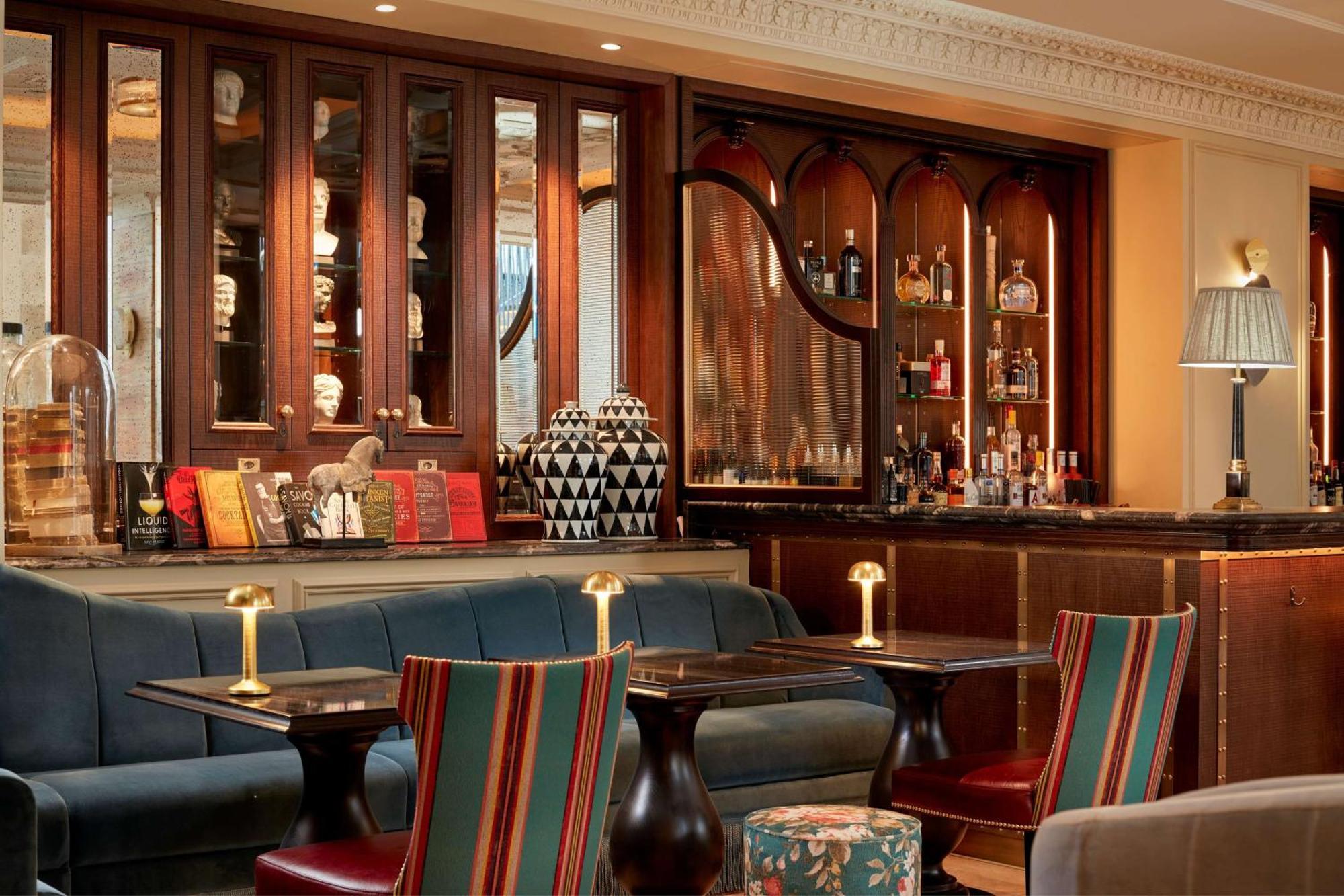 ホテル ダブルツリー バイ ヒルトン ロンドン ケンジントン 設備 写真 The bar at the Connaught