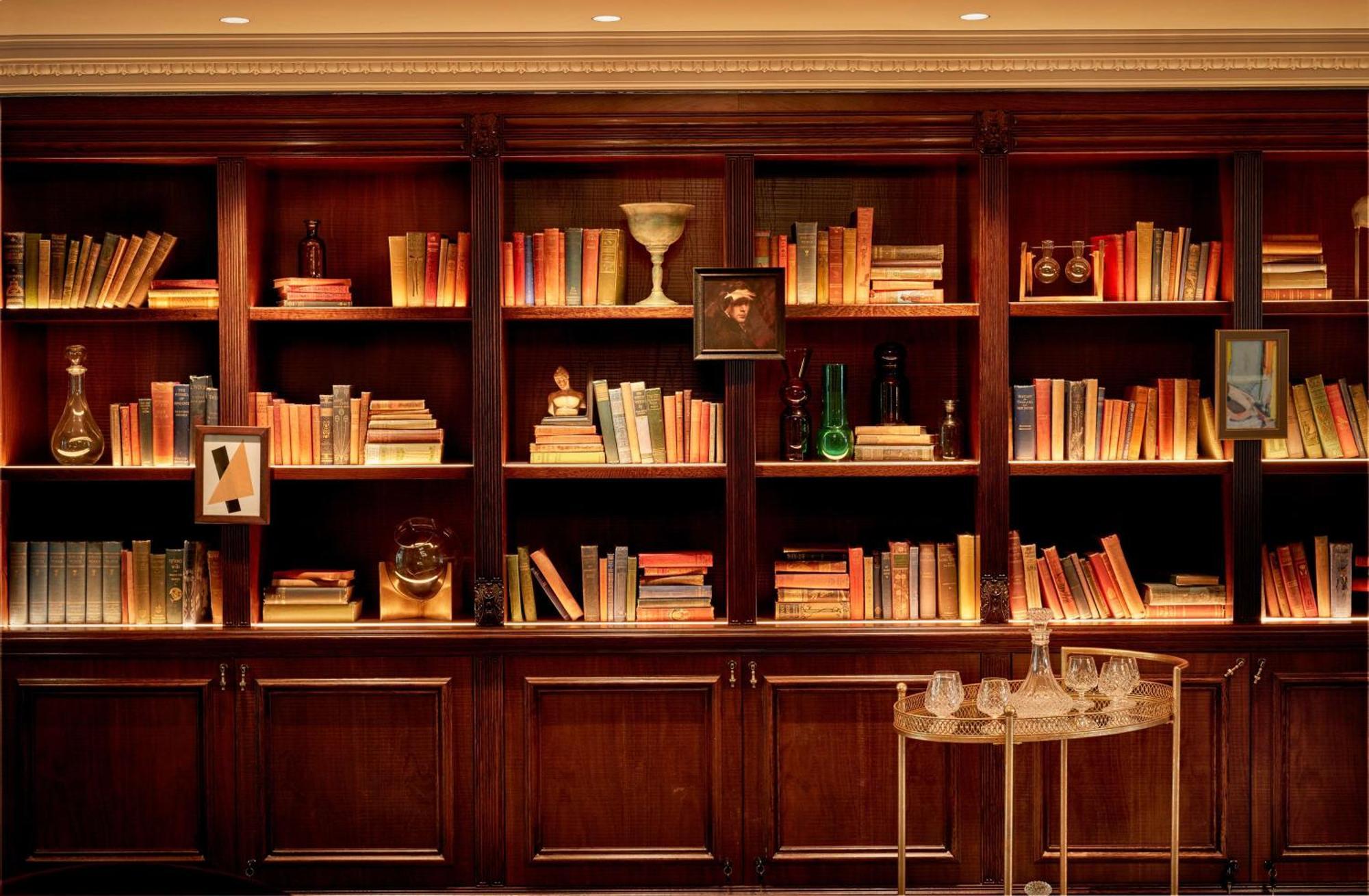 ホテル ダブルツリー バイ ヒルトン ロンドン ケンジントン インテリア 写真 Library at the St. Regis