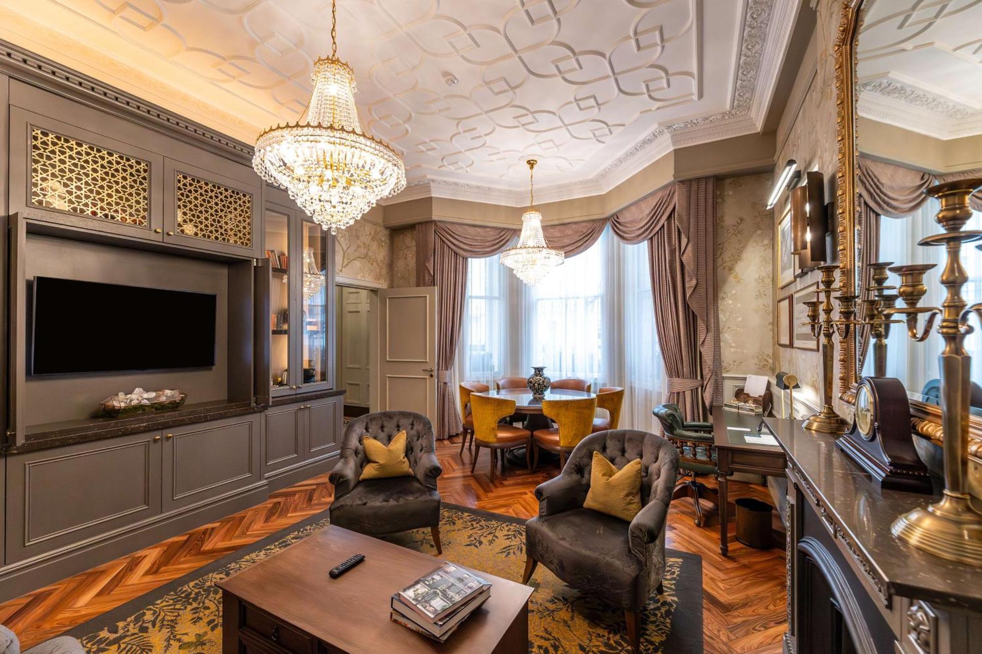 ホテル ダブルツリー バイ ヒルトン ロンドン ケンジントン エクステリア 写真 The living room of a suite at the hotel